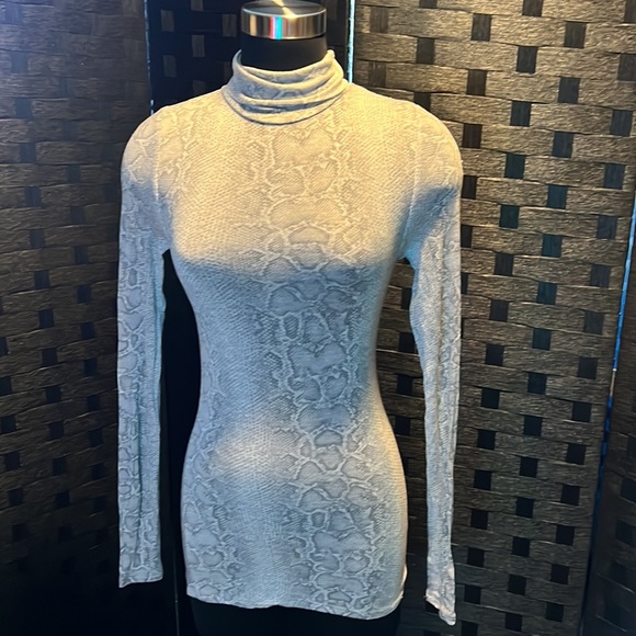 BCBGMAXAZRIA Snake Skin print. Turtleneck, Long Sleeve size XS in EUC. - Picture 5 of 17